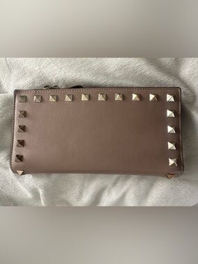 Valentino Garavani Rockstud Zip Wallet in Taupe with silver Studs